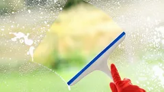 Ramen worden perfect schoon: meng dit keukeningrediënt met water en vergeet strepen