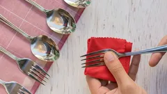 Hoe je lepels en vorken tot aan de glans schoonmaakt: het geheim van blinkende bestek in 15 minuten