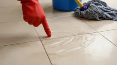 Je dweilt verkeerd: eenvoudige tips waardoor strepen verleden tijd zijn